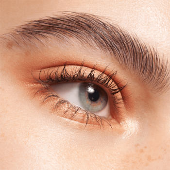 Zbliżenie na oko z pomarańczowym cieniem Essence Soft Touch Apricot Crush, podkreślającym powiekę.