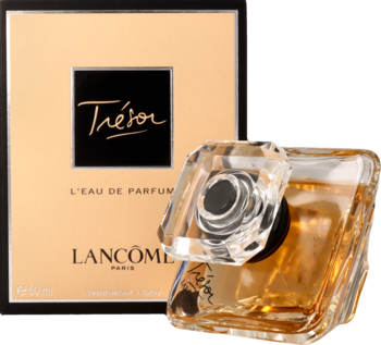 Złoty flakon Lancôme Trésor EDP o geometrycznym kształcie obok złotego pudełka, widok pod kątem, na ciemnym tle.