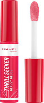 Rimmel Thrill Seeker Glassy Gloss Berry Glace, otwarty z widocznym aplikatorem, pionowo na różowym tle.