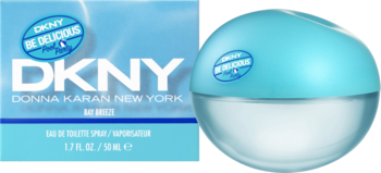 Niebieska woda toaletowa DKNY Be Delicious Pool Party Bay Breeze, flakon w kształcie jabłka i pudełko z logo.
