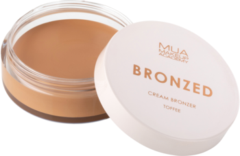Otwarty bronzer kremowy MUA Make Up Academy Toffee w słoiczku, z beżową pokrywką obok, z bliska.