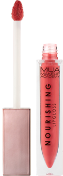 MUA Makeup Academy Nourishing Lipgloss Mystic. Otwarte opakowanie koralowego błyszczyka z uniesionym aplikatorem.