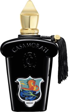 Czarna butelka perfum Xerjoff Regio ze złotą zakrętką, czarnym chwostem i kolorową etykietą, widok z przodu.