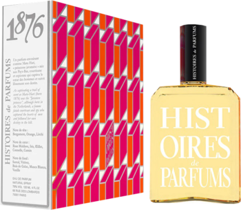 Aranżacja Histoires de Parfums 1876: biały panel z tekstem, pomarańczowy wzór i okładka książki o perfumach.
