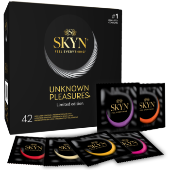 SKYN Unknown Pleasures+ 42 nielateksowe prezerwatywy; czarne pudełko i rozłożone kolorowe opakowania.