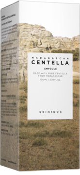 Kojąca ampułka SKIN1004 Madagascar Centella 100ml, białe pudełko z nadrukiem górskiego krajobrazu, pod kątem.