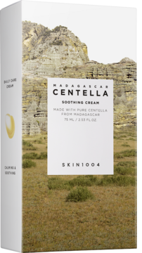 Białe pudełko kremu SKIN1004 Madagascar Centella Soothing Cream z krajobrazem, widok z przodu, pod kątem.
