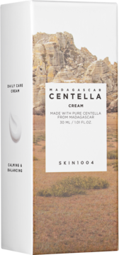 SKIN1004 Madagascar Centella Cream 30ml w białym pudełku z górskim krajobrazem, widok z przodu.
