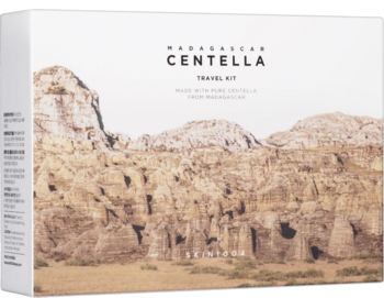Białe pudełko Madagascar Centella Travel Kit, zestaw miniaturek pielęgnacji z górskim krajobrazem.