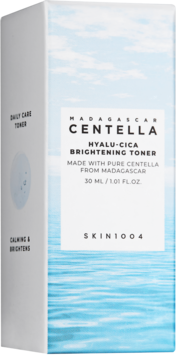 Białe opakowanie toniku SKIN1004 Madagascar Centella Hyalu-Cica Brightening, z niebieskim tłem wody, przód i bok.