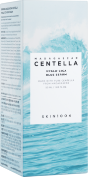Serum Skin1004 Hyalu-Cica Blue w niebiesko-białym kartoniku z falistym wzorem wody, ujęcie frontalne.