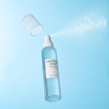 Mgiełka nawilżająca Madagascar Centella Hyalu-Cica, butelka w błękicie, z rozpyloną mgiełką i pływającą nakrętką.