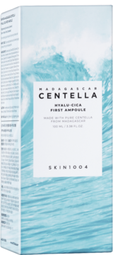 Opakowanie SKIN1004 Madagascar Centella Hyalu-Cica First Ampoule, błękitne z grafiką fal wodnych, widok z przodu.