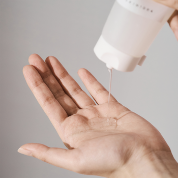 Głęboko oczyszczający żel do mycia twarzy z madekasozydem, wlewany z butelki do dłoni.