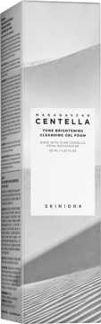SKIN1004 Madagascar Centella Tone Brightening Cleansing Gel Foam. Białe pudełko z wzorem pustyni, widok pod kątem.
