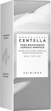 Biało-szare pudełko SKIN1004 Centella Tone Brightening Ampoule 30ml, widok przód-bok, z wzorem wydm.