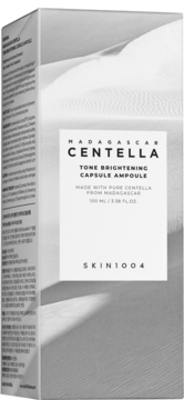 Opakowanie serum SKIN1004 Madagascar Centella Tone Brightening Ampoule, szare pudełko z wzorem wydm.