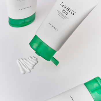 Nawilżający krem z pantenolem SKINTOX CENTELLA w białej tubce, wyciśnięty, widok z góry.