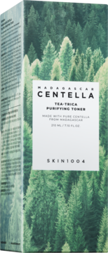 SKIN1004 Madagascar Centella Tea-Trica Purifying Toner, opakowanie w lesie sosnowym, widok z przodu i lewego boku.