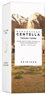 SKIN1004 Madagascar Centella Toning Toner, delikatny tonik złuszczający, w białym pudełku z obrazem krajobrazu, widok pod kątem.