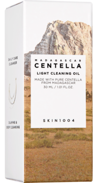 Skin1004 Centella Light Cleansing Oil 30ml w białym pudełku z grafiką krajobrazu, widok pod kątem.