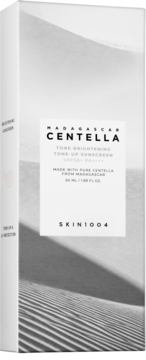 SKIN1004 Madagascar Centella Tone-Up Sunscreen SPF50+ PA++++, białe opakowanie z pustynnym tłem, widok z przodu.