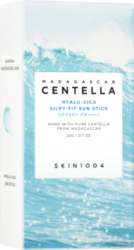 Pionowe białe pudełko SKIN1004 Hyalu-Cica Silky-Fit Sun Stick SPF50+ z grafiką oceanicznych fal.