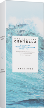 Kartonik Skin1004 Hyalu-Cica Water-Fit Sun Serum SPF50+ z niebieskim wzorem fal, widok od frontu.