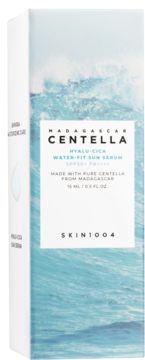 Widok z przodu opakowania SKIN1004 Centella Water-Fit Sun Serum SPF50+, białe z grafiką błękitnych fal.