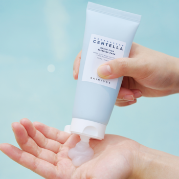 Jasnoniebieska tubka Skin1004 Centella Hyalu-Cica Sleeping Pack wyciskana do dłoni, widoczna żelowa konsystencja.