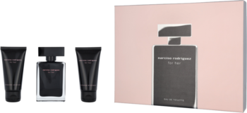 Zestaw Narciso Rodriguez All Of Me: czarne perfumy, balsam i żel, obok różowe pudełko z grafiką flakonu.