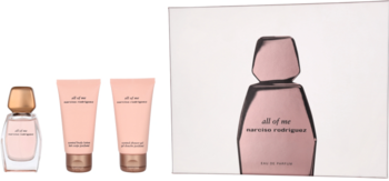Zestaw Narciso Rodriguez All of Me: różowa butelka perfum, dwie tubki kosmetyków i pudełko na białym tle.