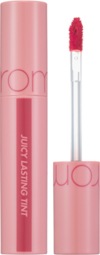 Rom&nd Juicy Lasting Tint w różowej tubce z aplikatorem ukazującym intensywny koralowy odcień, pionowo.
