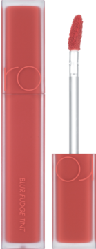 Rom&nd Blur Fudge Tint, matowa pomadka w koralowym odcieniu, otwarta z aplikatorem obok zamkniętej.