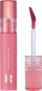 Różowy tint Holika Holika Foggy Blur Tint w matowej butelce, obok wyjęty aplikator i otwarte opakowanie.