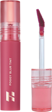 Holika Holika Foggy Blur Tint #06 Doozy, matowa różowa butelka z otwartym aplikatorem, widok z przodu.