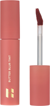 Holika Holika Butter Blur Tint 06 Luscious w koralowym opakowaniu z aplikatorem obok, matowy efekt.