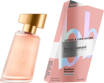 Bruno Banani Radiant Woman EDP: flakon z ryflowanego szkła i różowe pudełko z logo bb, widok pod kątem.