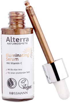 Alterra Illuminating Serum z witaminą C, brązowa butelka z aplikatorem. Widok z boku, kroplomierz z błyszczącym płynem.