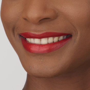 Nawilżająca pomadka IsaDora Perfect Moisture Lipstick 215 Classic Red na uśmiechniętych ustach.