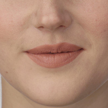 Zbliżenie na usta z pomadką IsaDora Perfect Moisture Lipstick w odcieniu 225 Rose Beige, kremowe wykończenie.
