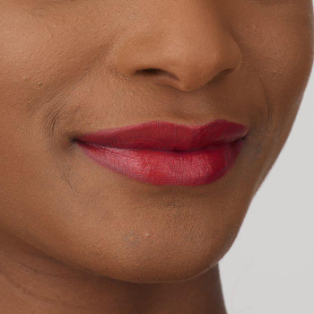 Usta z bliska, pomalowane nawilżającą pomadką IsaDora Perfect Moisture Lipstick Refill 210 Ultimate Red, o kremowym wykończeniu.