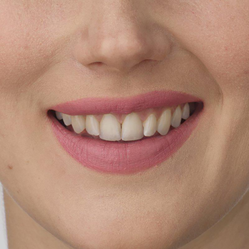 Zbliżenie na uśmiechnięte usta z pomadką IsaDora Perfect Moisture Lipstick, odcień 227 Pink Pompas, kremowe wykończenie.