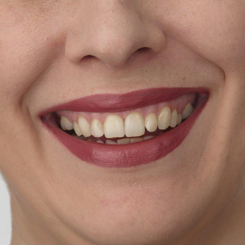 Uśmiech z pomadką IsaDora Perfect Moisture Lipstick 152 Marvelous Mauve; widać zęby i kremowe wykończenie.