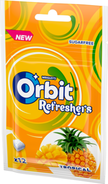 Orbit Refreshers, bezcukrowa guma, pomarańczowo-żółta saszetka Tropical z mango i ananasem, widok z przodu.