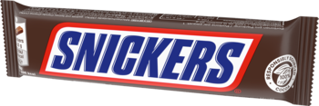 Baton Snickers w brązowym, błyszczącym opakowaniu. Niebieskie logo z czerwonym obramowaniem, widok z przodu, lekko pod kątem.