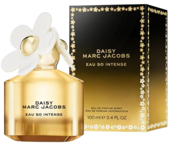 Złota butelka wody perfumowanej Marc Jacobs Daisy Eau So Intense z białym kwiatowym korkiem, widok z przodu obok czarno-złotego pudełka.