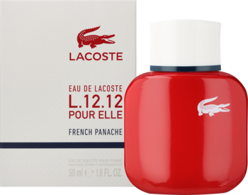 Biały kartonik Lacoste L.12.12 Pour Elle French Panache obok czerwonej butelki perfum z białym korkiem.