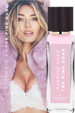 Różowe perfumy Sunrise Over The Pink Dune w szklanej butelce, na tle blond modelki w różowym futrze.