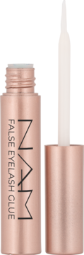 NAM False Eyelash Glue w butelce w kolorze różowego złota, widok z przodu, z wyciągniętym białym aplikatorem.